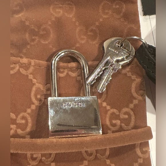 Never used Authentic Gucci Lock & Key with felt bag and original box - Picture 2 of 4